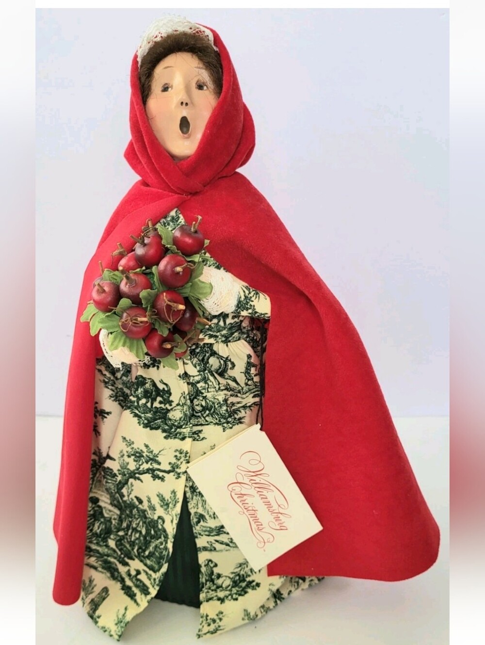 2002 BYERS CHOICE WILLIAMSBURG CHRISTMAS COLLECTION WOMAN W/RED CAPE AND APPLES
